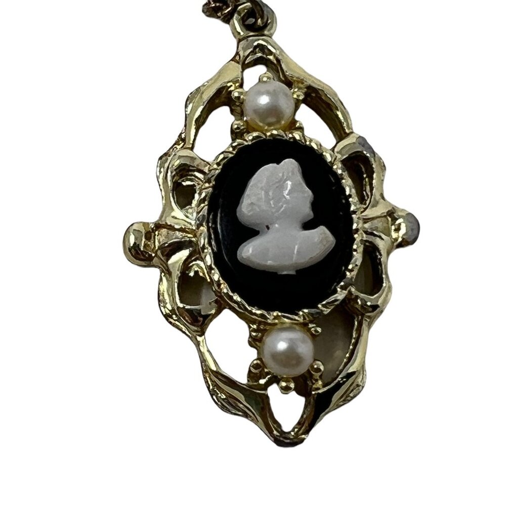 Faux Cameo Necklace Gold Tone Black White‎ Faux Pearls Pendant